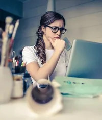 Comment s'adresse-t-on à un huissier de justice