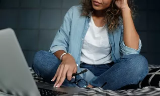 Signifier un acte judiciaire à quelqu'un sans adresse ?