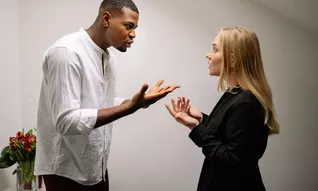 Le conflit peut nous toucher dans notre vie personnelle et professionnelle