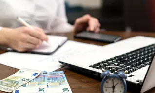 Image huissier en train de compter le montant de la saisie