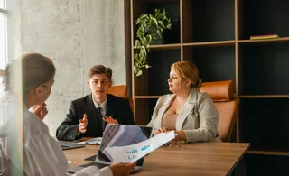 Notaire aidant a la succession