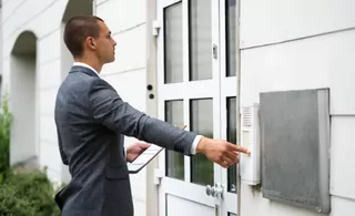 image article passage d'un huissier en mon absence